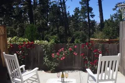 Image de Charming Carmel Studio avec cuisine complète et salle de bain