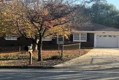 Image de Lumineux et confortable Home-Awesome Location! -Marche à Canton St Restaurants-Pet Paradise!