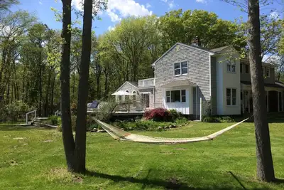 Image de Bellport / E. Patchogue, 4 chambres, 3 salles de bain, front de mer, plage privée, très privé