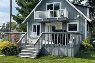 Image de Invitant Lake Cottage avec Sandy Beach et Marina privée