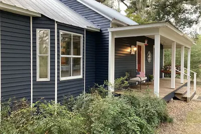 Image de Lake Side Cottage, deux chambres à coucher, buanderie, avec cuisine extérieure