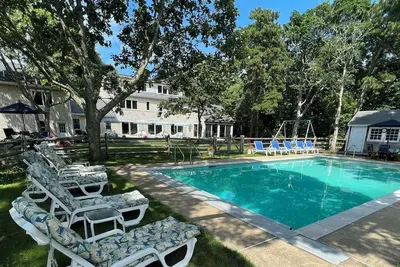 Image de Idéal pour les familles élargies - piscine, court de tennis, maison d'hôtes!