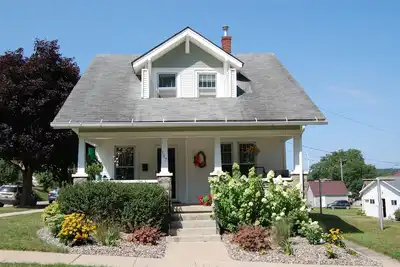 Image de Bungalow du centre-ville de 2 chambres - À voir!