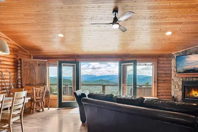 Image de Mountaintop Log Cabin w / Spectacular Views-20 minutes du centre-ville d'Asheville!