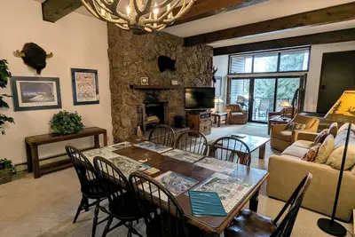 Image de Condo spacieux avec WiFi gratuit, parking, piscine chauffée, bains à remous, navette pour les skieurs