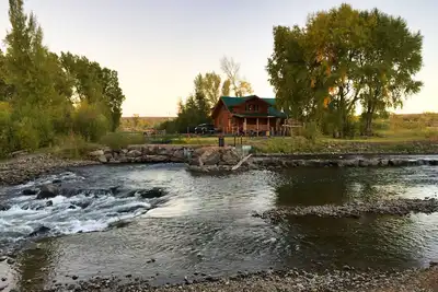 Image de Cabane en rondins construite à la main sur la rivière - Trois chambres à coucher, deux salles de bain privées 6. 5 acres