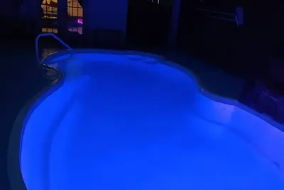 Image de Spacieux 3 chambres, 3 salles de bain maison. Station d'art pour enfants, piscine, jacuzzi!