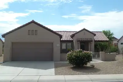 Image de Sun City Grand, meublé, disposition de la chambre divisée. 2br, 2ba. Voiture de golf incluse!