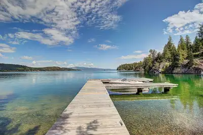 Image de Maison de famille Swan isolée sur le magnifique lac Flathead