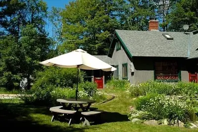 Image de Maison confortable sur un étang privé à Stratton près du domaine skiable de Stratton.