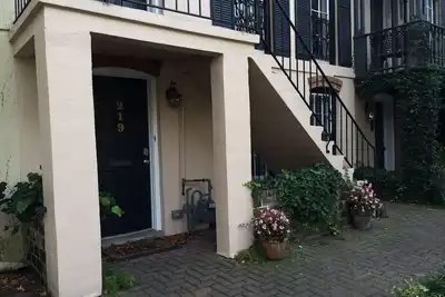 L'appartement de jardin avec une table de Murphy