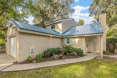 Image de Southend de Saint Simons Island avec piscine privée.