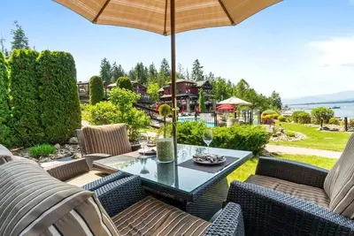 Image de Lodge au bord du lac Premium avec accès à la piscine et au clubhouse!