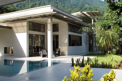 Image de Luxe Maison Contemporaine offre de superbes 360 ° sur l'océan et montagne