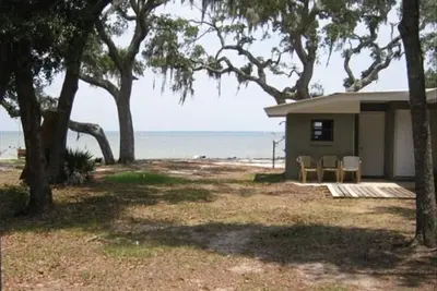 Image de Cottage sur la baie de Perdido. Directement sur l'eau, grands arbres, calme.