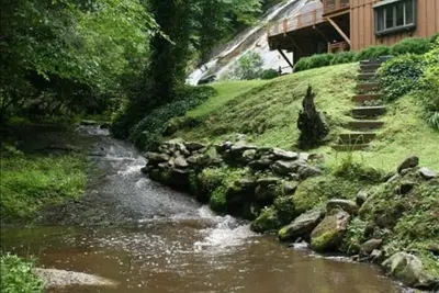 Image de Maison de cascade unique nichée dans les montagnes