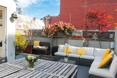 Image de Triplex élégant à 2 lits et 2 salles de bain avec terrasse privée sur le toit et vue sur l'Empire State
