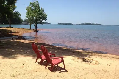 Image de 30 minutes à Clemson! Grand porche au bord du lac avec une belle vue. Kayaks. Bassin.