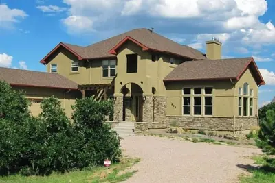Image de Estate Home sur 3 Acres près de l'Air Force Academy