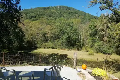 Image de Escapade de pays avec un étang spectaculaire et vue sur la montagne