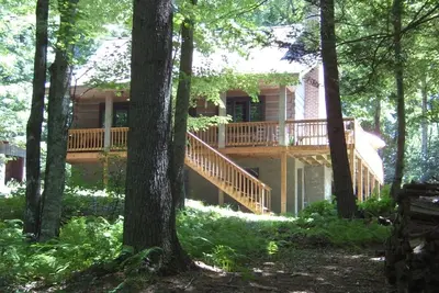 Image de Belle Log Cabin Mountain Top Retreat, parmi les arbres