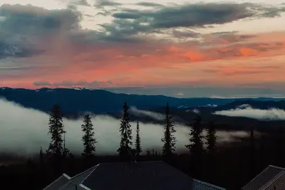 Image de 2 chambres, 2 salles de bains, chalet avec bain à remous privé et une excellente station de ski