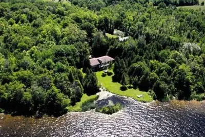 Image de Superbe 4 Bdm Cottage sur plus de 2 acres de Waterfront