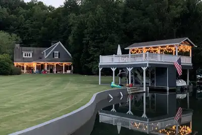 Image de Belles Couleurs D'Automne Sur Le Lac Burton; Bateau A Louer Sur Place! ! !