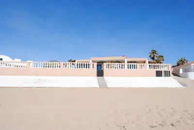 Image de Nouvellement rénové 4 chambres face à la plage à la maison