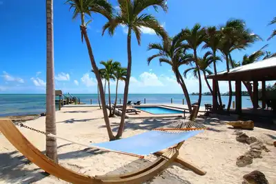 Image de Lush Garden Estate à Islamorada Fl, W / Pool, Dockage, Ocean Front & great views