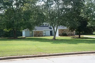 Image de Près de Pinewood Studios et pratique pour Atlanta, maison fraîchement rénovée