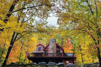 Image de Maison de vacances personnalisée avec de vastes espaces de divertissement en plein air et un bordereau de bateau