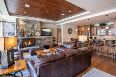 Image de À quelques pas du télésiège - Condo 4 Br Platinum avec services de conciergerie côté ascenseur!