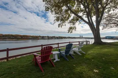Image de Maison de 4 chambres sur l'eau idéale pour les familles! Près des commodités, du canal et plus encore!