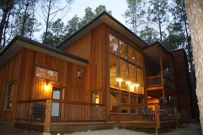 Image de The Driftwood: nouveau + moderne + rustique + luxe + 3 cheminées + spa + patio de 1000 pieds carrés