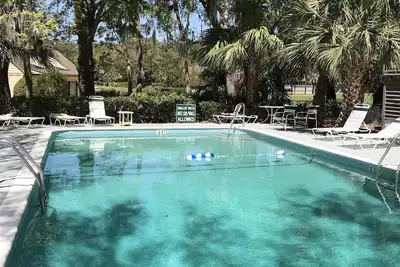 Image de Magnifique golf et vue sur la piscine à Palmetto Dunes. 5 minutes de trajet pour aller à la plage.