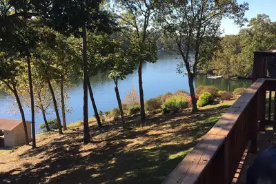 Image de Bord de l'eau isolé Évadez-vous sur le lac Smith Mountain