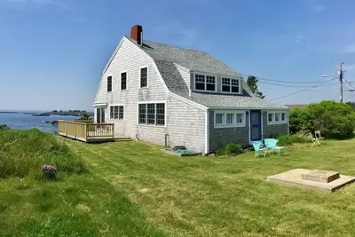 Image de Bien que son charme soit plus rustique que son élégance moderne, il s’agit d’une véritable expérience de cottage dans le Maine. Vues étonnantes