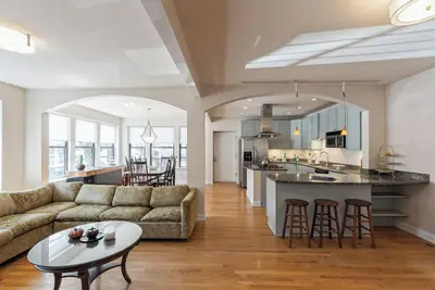 Image de Wrigleyville Home away from Home! 5 minutes du centre-ville! à quelques pas du lac! ! Confortable!