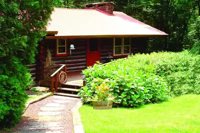 Image de Retreat PĂŞcheur Adirondack Chalet Connexion / 4 Bdrm / Table de billard