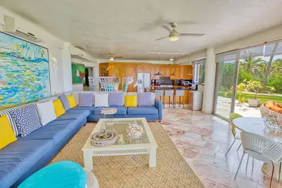 Image de Condo en bord de mer avec des vues incroyables