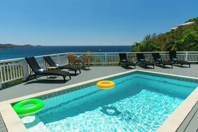 Image de Venez profiter de notre belle maison avec piscine privée et bain à remous!