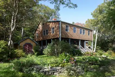Image de Cottage familial classique, vue magnifique depuis le porche, emplacement paisible