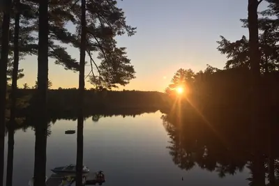 Image de Beau camp du lac Sebago sur le bassin du lac Sebago avec quai