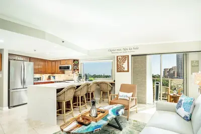 Image de Vues impressionnantes sur la mer et la ville, Suite 1 Br, Cuisine complète / 2 Lanais - Parking Gratuit!