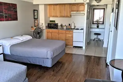 Image de Des studios attenants récemment rénovés pouvant accueillir jusqu'à sept personnes à Waikiki