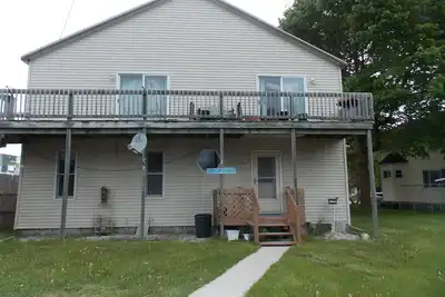Image de 3 chambres à coucher 2 salles de bains à l'étage appartement dans le centre ville Onaway