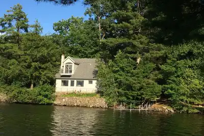 Image de Superbe Lakefront Home près de Burlington!