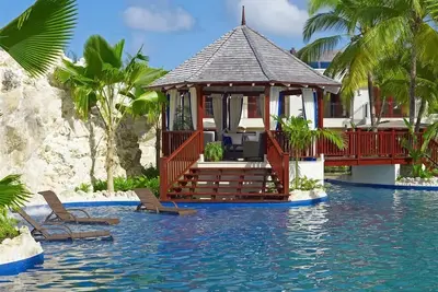Image de Une superbe propriété avec piscine communautaire A couper le souffle et Gazebo, promenade de la plage