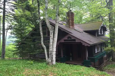 Image de Détendez-vous et dormir dans les arbres tout en écoutant les huards Call On Phillips Lac